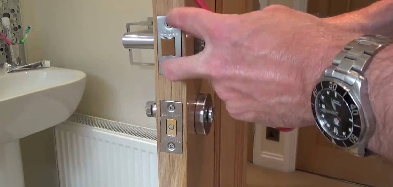 how to open a stuck door